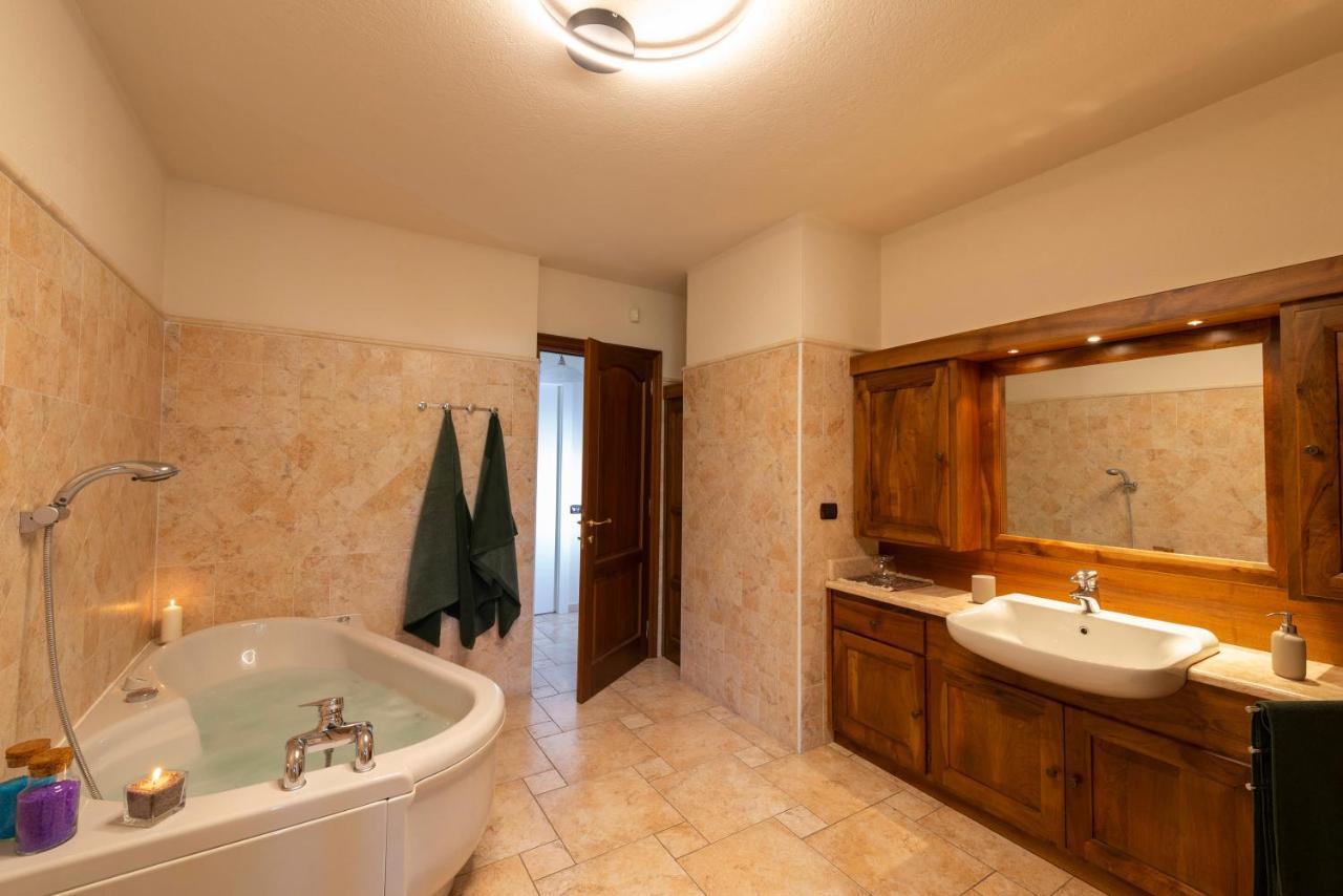 Villa Mara - Aosta - 200 Mq - Wifi - Jacuzzi - Parcheggio - Giardino Kültér fotó