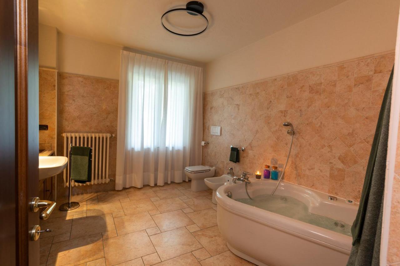Villa Mara - Aosta - 200 Mq - Wifi - Jacuzzi - Parcheggio - Giardino Kültér fotó